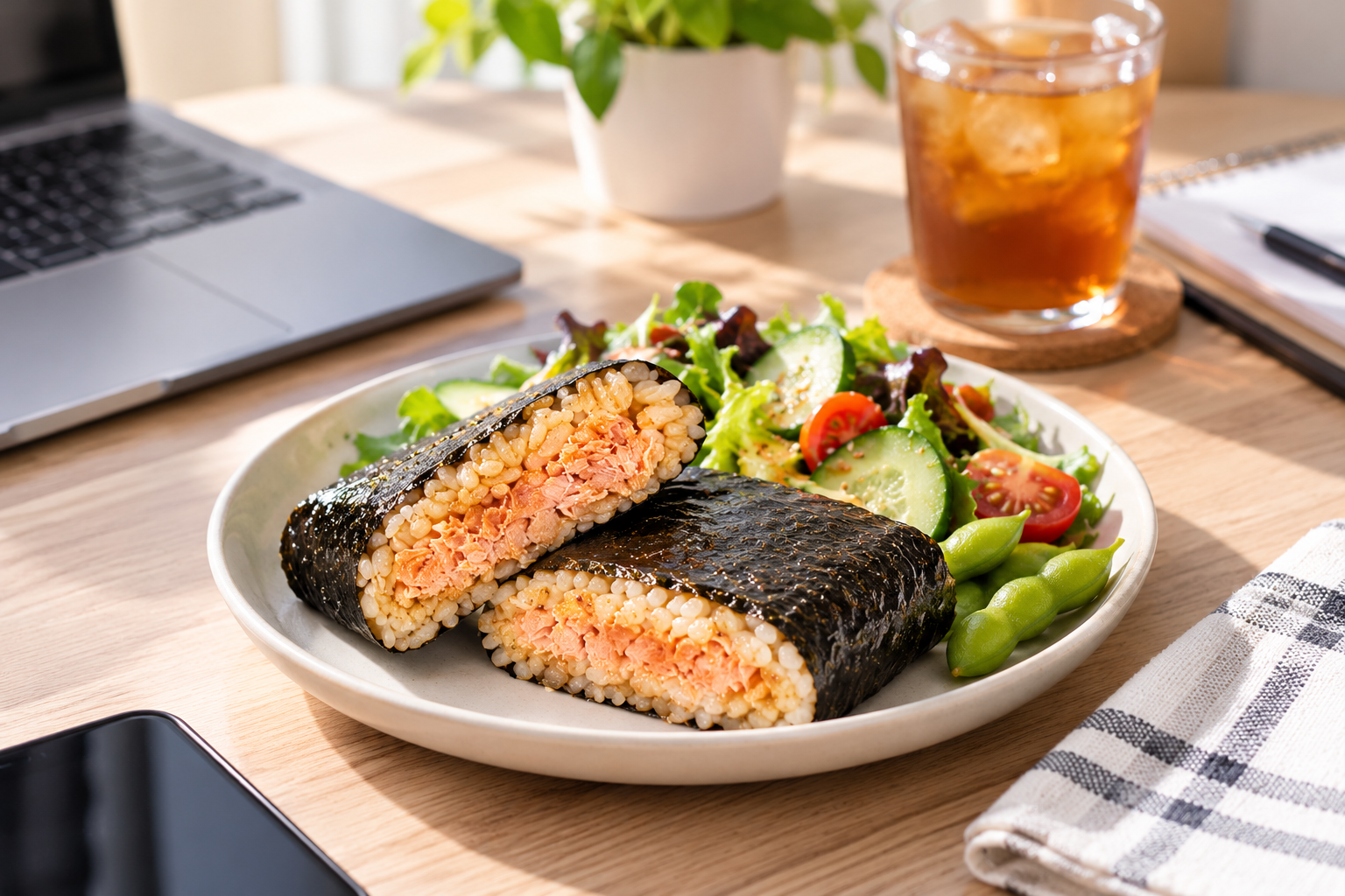 Sushi Pocket au saumon teriyaki servi avec une salade à table